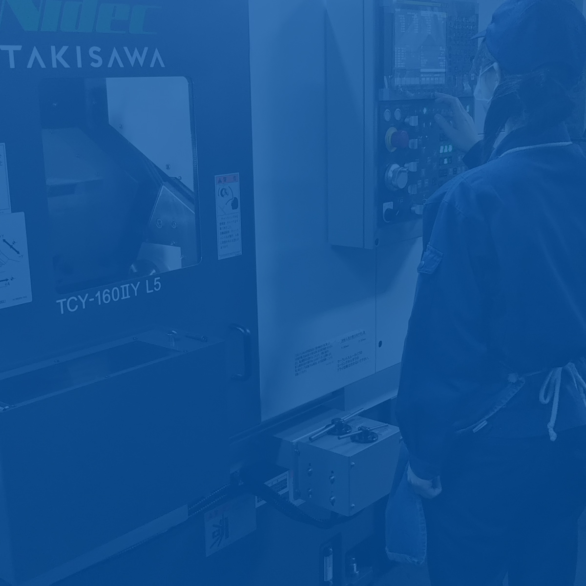 組み立てをしている従業員の様子